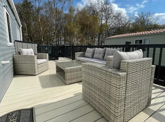 Tigers Wood - 2 Bed Hot Tub Lodge With Free Golf, No Buggy